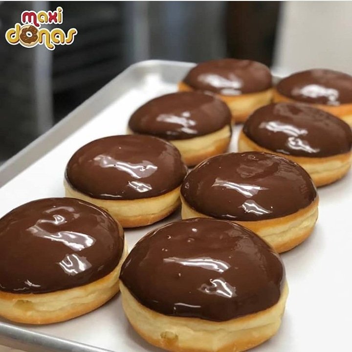 MaxiDonas_ve's tweet photo. En la vida no todo es perfecto, pero hay ciertas cosas que si lo son y ese es el caso de nuestras donas #CremaPastelera con topping de #Cholocate 🤤😋 ¿Tú que opinas #MaxiLover? ¿Te parece perfecta esta #MaxiDona clásica? 🍩🤗♥️ #MeriendaPerfecta #HechoEnVenezuela #DonutsLovers https://t.co/RK5uyGneWr