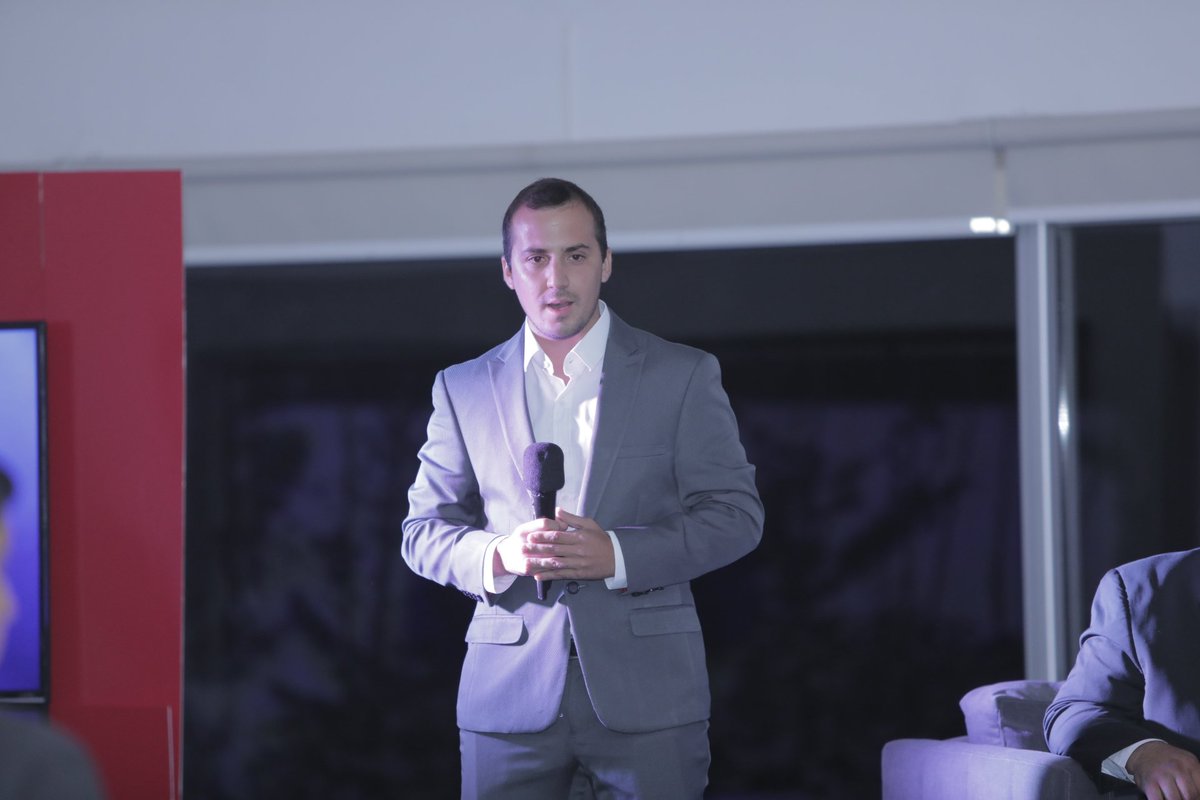 LobbyPy's tweet photo. 📸 ¡Algunas de las mejores postales de la conferencia con el Vikingo @askomartin!

#HaciendoLobbyPy #ChristianMartin 🎙 https://t.co/yFhv7NHOk4