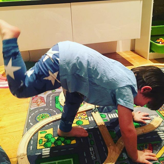 yogaleggs's tweet photo. When all the #family are #yogaaddicts #thanks @dayzbellbell for this #awesome #photo of #baybay #practicingyoga #yogi #boy #love #kidsyoga #bornyogi #yogaleggs #minime #loveyoga ❤️🌈 https://t.co/7OYLI66wvq https://t.co/s23n18a6GQ