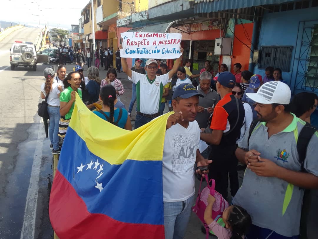 manuelrosalesg's tweet photo. Apoyamos el justo reclamo de los docentes en el país, quienes tienen la loable misión de educar a las nuevas generaciones, en escuelas en el más terrible abandono.

¡#VzlaApoyaParoDocente, como justa exigencia de salarios y contrataciones colectivas dignas para nuestros maestros! https://t.co/JFSxomP5Gs