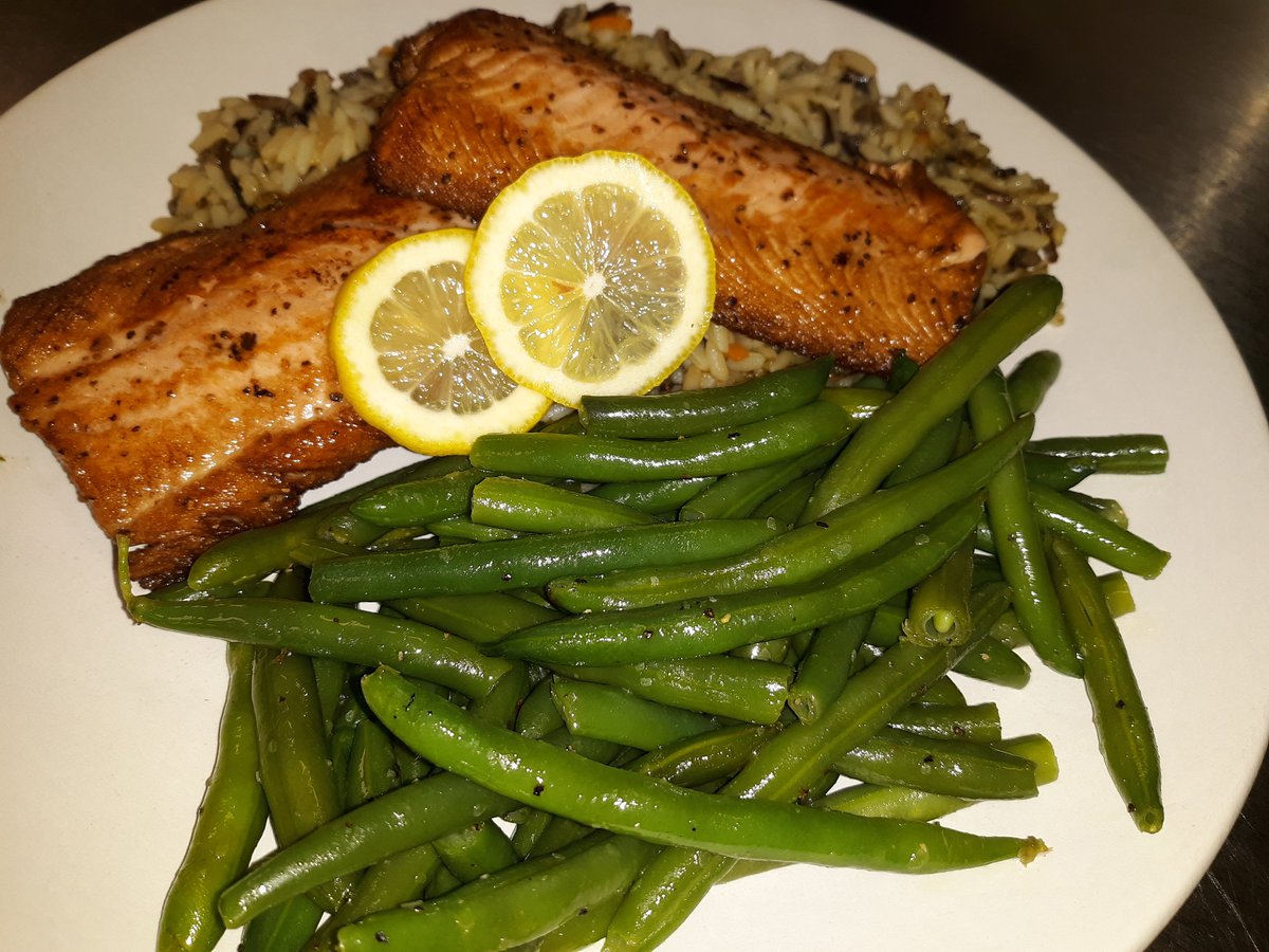 FriscoHotel's tweet photo. It's dinner time in Frisco ! What are you waiting on... we would love to see you. Kitchen open until 10p and bar until midnight! https://t.co/Tz1uFU7S83