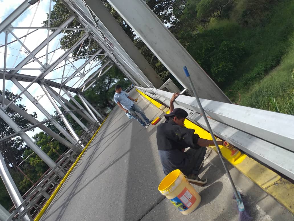 Siguiendo el plan de rehabilitación de puentes del estado Barinas se atendio el puente santo domingo ubicado en la t005 sector guasimitos <a href="/MppObras/">MPP Obras Públicas</a> <a href="/gobarinas/">Gobernación de Barinas</a> @Barrio_Tricolor <a href="/lafuerzadchavez/">Argenis Chávez</a>