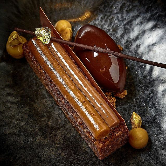 La belleza... Reinterpretacion de la Tarta Opera por el gran @pabloqueijo86 además de ser una belleza, es un deleite para el paladar... @lucocinayalma #france #jerez #andalucia #food #michelinguide #michelin @michelinguide ift.tt/2KfI6HC