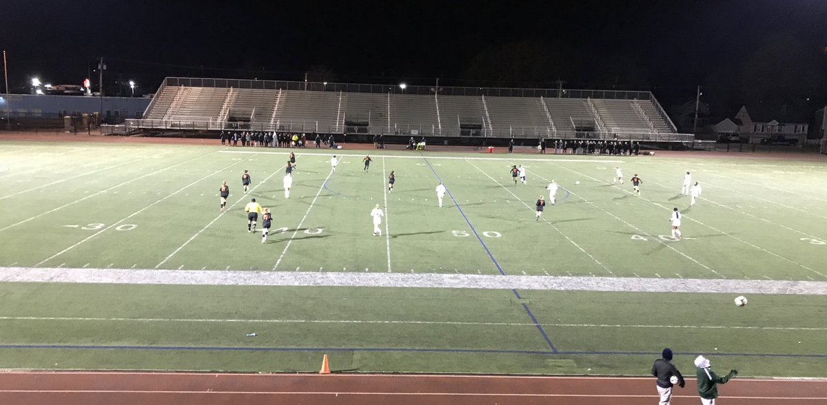 SeymourJonathan's tweet image. D3 North Semi Final Pentucket vs Wayland at Manning Field underway #itsreallycold #gosachems