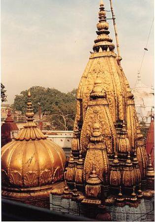 Vishwanath Temple, Varanasi (Golden temple dedicated to Lord Shiva):The present temple was built by Ahilya Bai Holkar in 1780. In 1835, Maharaja  #RanjitSingh donated 1 tonne of gold for plating the temple's dome  #BirthAnniversary4