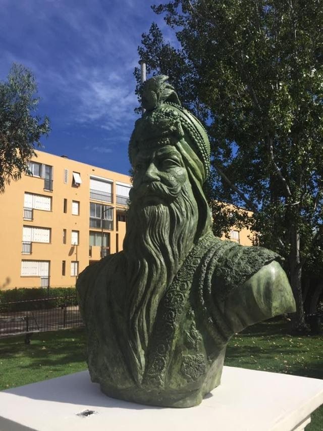 In 2003, a 22-feet tall bronze statue of Maharaja Ranjit Singh was installed in the Parliament of India in his honour unveiled by  #atalbiharivajpayeeAlso in 2016, a French town called Saint Tropez, that had military links with Punjab, installed a bronze bust of Ranjit Singh6