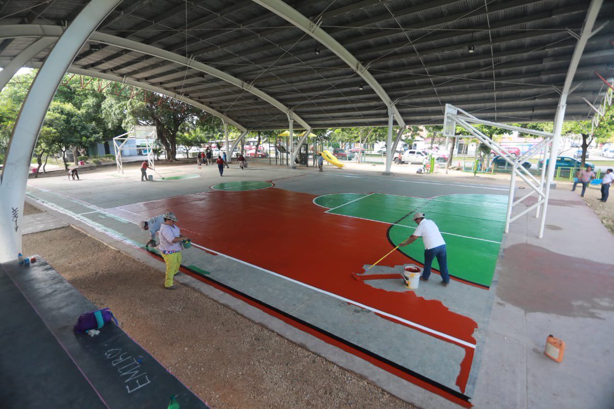 MaraLezama's tweet photo. Para recomponer el #TejidoSocial, el #Deporte ocupa un lugar primordial. Hoy supervisamos las labores de limpieza y pintura del domo deportivo de la #Sm95. Tú apoyo es importantísimo para mantener en buen estado los espacios públicos de #Cancún. #ECOnéctate #CancúnTierraDeTodos https://t.co/vFkldu9Ynj