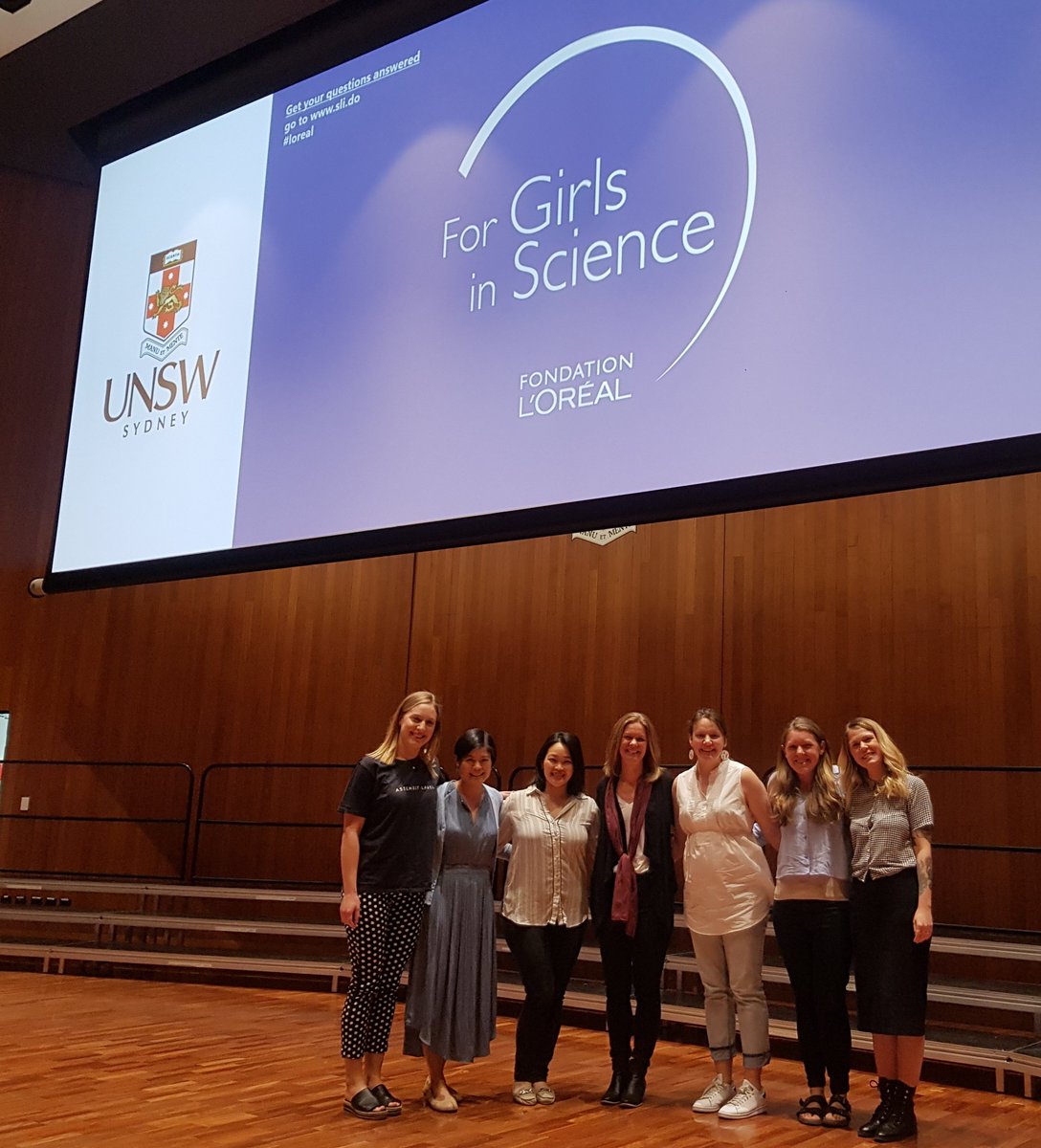 Day 2 at @LOrealAustralia #girlsinscience with these legends! Thanks @UNSWScience for hosting us today! #fwis2019 @4womeninscience @WomenSciAUST #WomenInSTEM
