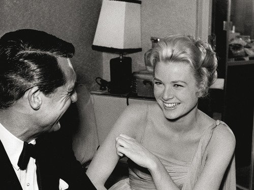 ClassicMovieHub's tweet image. Cary Grant and Grace Kelly on the set of To Catch A Thief, 1955...