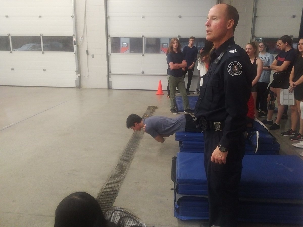 OfficerKGrant's tweet photo. This week at #GuelphYEP the students are giving the policing PIN Fitness Test a try.

@gpsmedia @ugdsb @WellingtonCath #YEP #YouthEngagementProgram #Guelph #GuelphProud #GuelphPoliceService #PrideServiceTrust #GuelphPolice #GPS #BeepTest #PushUps #PINTest https://t.co/cQQCHVaXWm