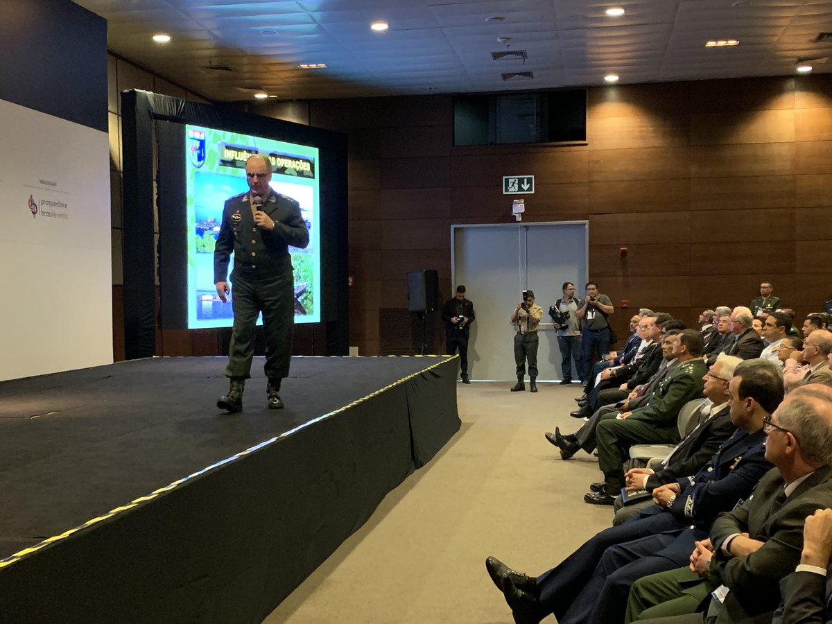 CmdoCMN1's tweet photo. O dia de hoje marcou a abertura do I Seminário Internacional de Defesa e Proteção da Amazônia. Na ocasião, os Gen Ex Nardi e Paulo Sérgio ministraram as palestras de abertura do evento. Após as exposições, Oficiais Generais das 3 Forças inauguraram a área de exposição. SELVA! https://t.co/vLOkLB4vpq