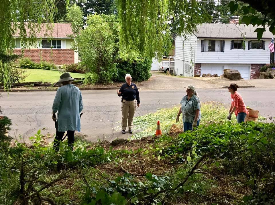 TigardOR's tweet photo. βThe transformation of the yard is unbelievable. Every volunteer worked hard and was kind. @TPDchiefkmac made my daughterβs day by helping with the effort. Today is a day that she will not forget!β #TigardVision
Read more from Mayor @JasonSnider2. https://t.co/FpjvcaOHak https://t.co/KaigyZqrYn