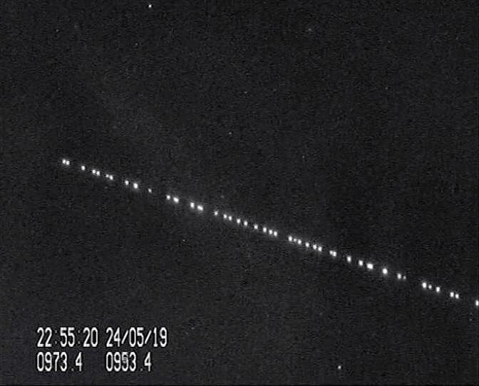 JeanSuriel's tweet image. 🔴Los objetos que pasaron sobre República Dominicana la noche de este martes, son los 60 satélites lanzados por la compañía espacial estadounidense SpaceX.

🔴Estos satélites pasarán a sumarse a otros 60 que la compañía lanzó a mediados de año para ofrecer Internet por satélite.