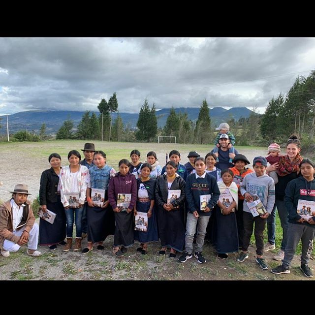 AEApuce's tweet photo. Niños de la comunidad Cayambi felices con su nuevo material Académico❤️ #AEAsuma! #AEAsonTodos! https://t.co/BbCEkyiye1 https://t.co/3o5Cr34eON
