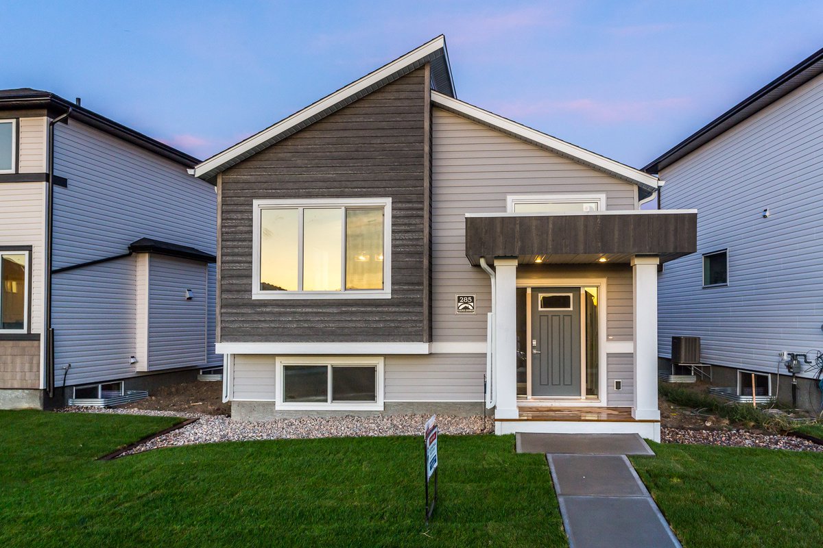 galkohomes's tweet photo. DON'T MISS OUT ON THIS EVERGREEN AT ONLY $289,900! Wood ceiling beams, floating shelves, subway tile, quartz countertops with front lawn and sprinklers already installed and ready for you when you move in! CLICK HERE ➡️ https://t.co/YRaOLR6hH6 for full details. https://t.co/2d1C81blgZ