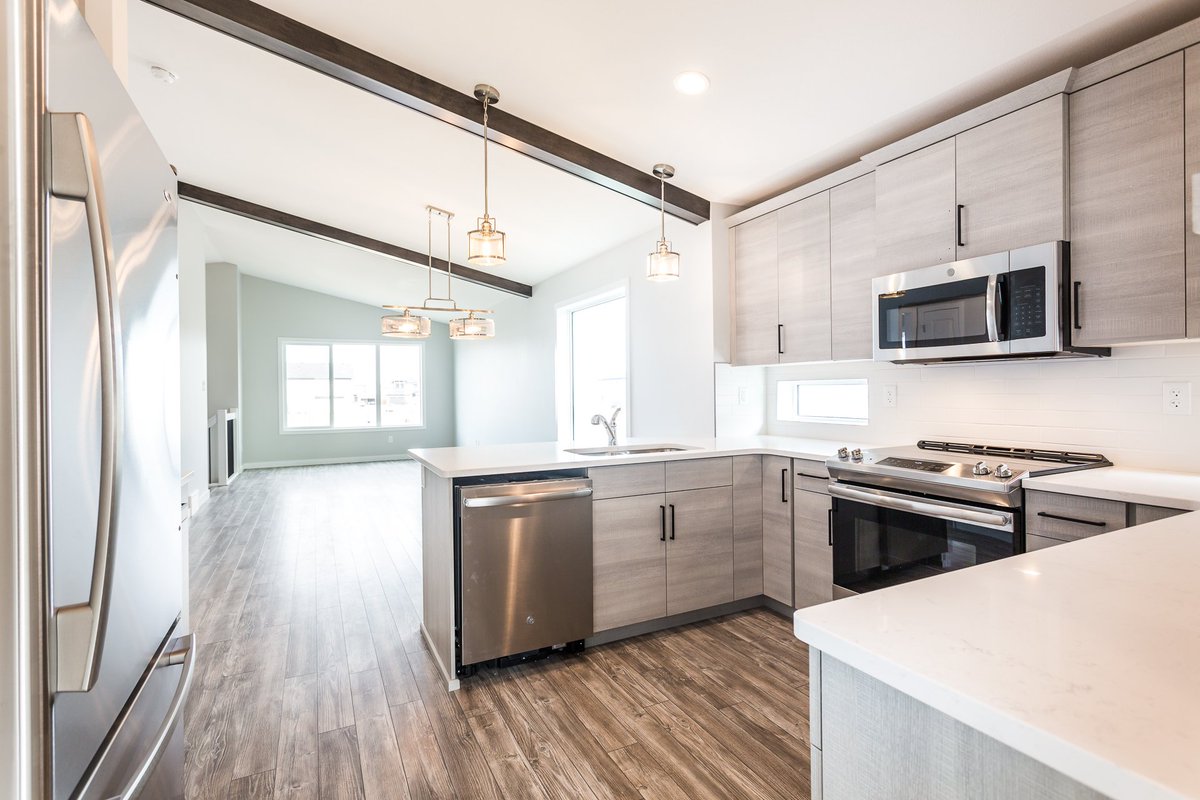 galkohomes's tweet photo. DON'T MISS OUT ON THIS EVERGREEN AT ONLY $289,900! Wood ceiling beams, floating shelves, subway tile, quartz countertops with front lawn and sprinklers already installed and ready for you when you move in! CLICK HERE ➡️ https://t.co/YRaOLR6hH6 for full details. https://t.co/2d1C81blgZ