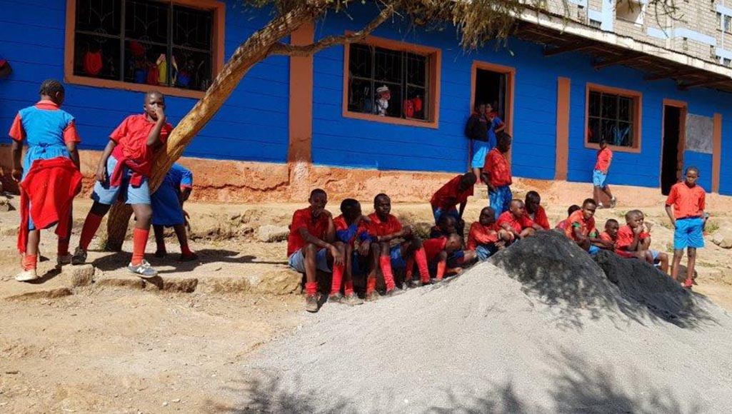 In de grootste sloppenwijk van Afrika, Kibera, nabij Nairobi de hoofdstad van Kenia, helpt Stichting Immanuel een school met ongeveer 300 kinderen, waar zij ook dagelijks een maaltijd krijgen. Pastor Joshua wil graag zijn school opknappen: bit.ly/34XLn6d