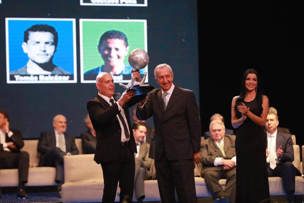 fatimabanos's tweet photo. Esta noche acompañamos a nuestro gobernador, @omarfayad a la Ceremonia de Investidura 2019, en donde 12 grandes figuras del fútbol nacional e internacional fueron inmortalizadas con su ingreso al #SalonDeLaFama. https://t.co/dTFnR4pmrE