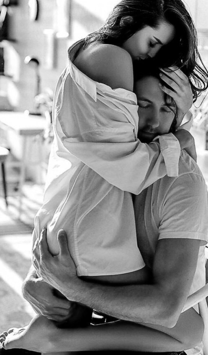 В нежных объятьях. Долгожданная встреча влюбленных. Мужские руки обнимают. Люди обнимаются. Девушки обнимаются.