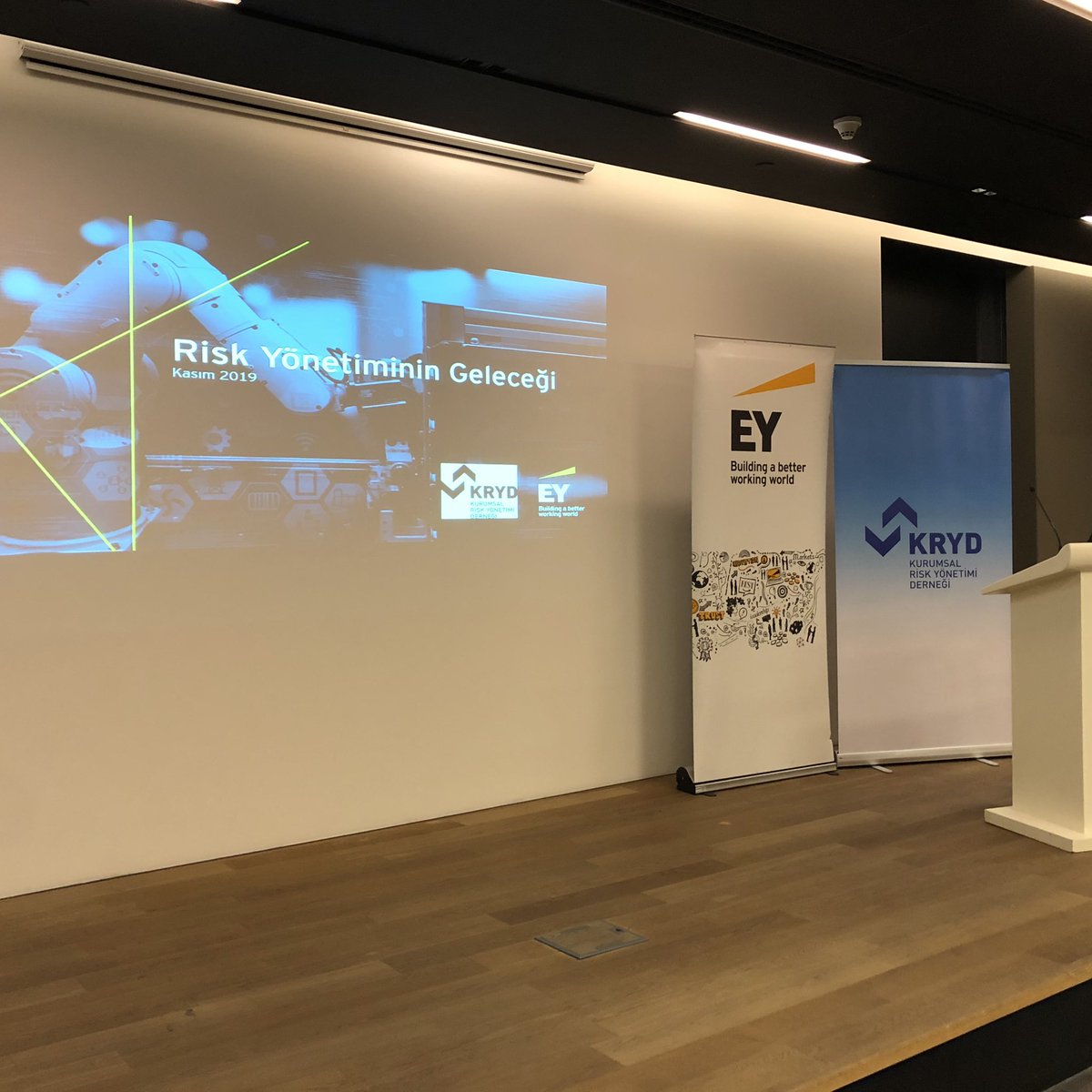 Kurumsal Risk Yönetimi Derneği (KRYD) iş birliğiyle düzenlediğimiz “#Risk Yönetiminin Geleceği ve Dijitalleşmesi” etkinliği, KRYD Yönetim Kurulundan Serdar Ongun’un açılış konuşmasıyla başladı.  <a href="/kryd2009/">KRYD</a> #riskmanagement