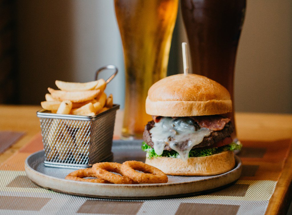 Black Angus Burger thevillageatlemeridienabudhabi.blog/2019/11/13/bla…