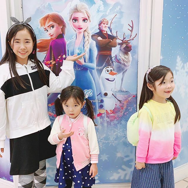 はれママ 今月公開のアナ雪2 写真のれいかは 後ろのオラフの真似をしているらしいです 笑 さあやとしのは大好きなエルサの真似っこ はれママキッズtv さあやちゃんねる アナと雪の女王 アナ雪 アナと雪の女王2 三姉妹 三姉妹ママ