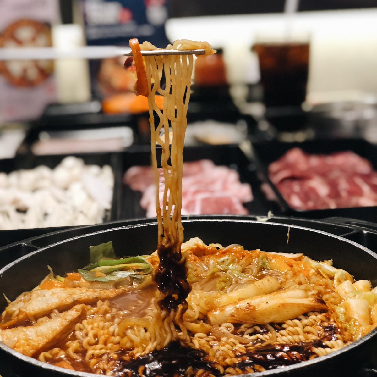 bomituptome's tweet photo. เย็นนี้ไม่รู้จะกินอะไร??!!! ถ้าคุณคือสายเกาหลีน้องขอแนะนำร้านนี้เลยจ้า “Redsun” อาหารเกาหลีที่คุณจะต้องห้ามพลาด กินกันให้จุกและหยุดที่คำว่าอิ่มอร่อย
#REDSUNBUFFET
#โคเรียนบุฟเฟ่ต์
#ยกขบวนความอร่อยเต็มสตรีท
#Redsunthailand https://t.co/DGOFPwpK5M