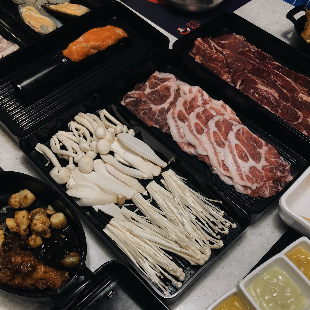 bomituptome's tweet photo. เย็นนี้ไม่รู้จะกินอะไร??!!! ถ้าคุณคือสายเกาหลีน้องขอแนะนำร้านนี้เลยจ้า “Redsun” อาหารเกาหลีที่คุณจะต้องห้ามพลาด กินกันให้จุกและหยุดที่คำว่าอิ่มอร่อย
#REDSUNBUFFET
#โคเรียนบุฟเฟ่ต์
#ยกขบวนความอร่อยเต็มสตรีท
#Redsunthailand https://t.co/DGOFPwpK5M