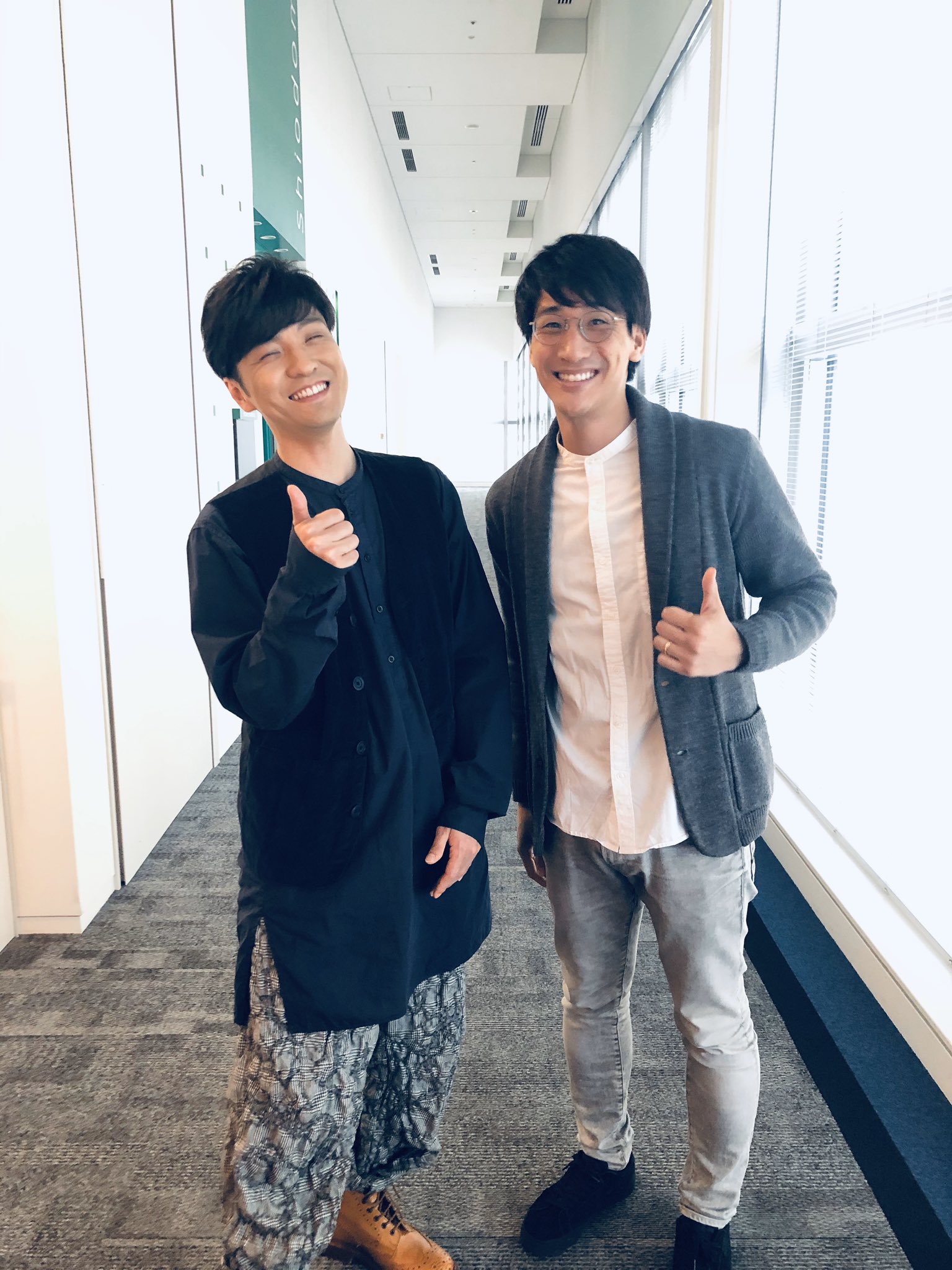 森山直太朗と6人のスタッフたち スッキリ 生歌唱させていただきましたー 今日も一日がんばりましょう 山本紘之アナ と駆けつけ記念写真 直 さくら 二 一九 森山直太朗と6人のスタッフたち スッキリ 生歌唱させていただきましたー 今日も一日がんばりましょう 山本紘之アナ と駆けつけ記念写真 直 さくら 二 一九