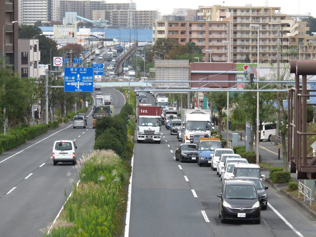 たこ 道路好団垢 Twitter પર 旧ケーズデンキ前の国道246号 県境を越えて並んでる 銀河歩道橋下の地下道も渋滞中 南町田グランベリーパーク