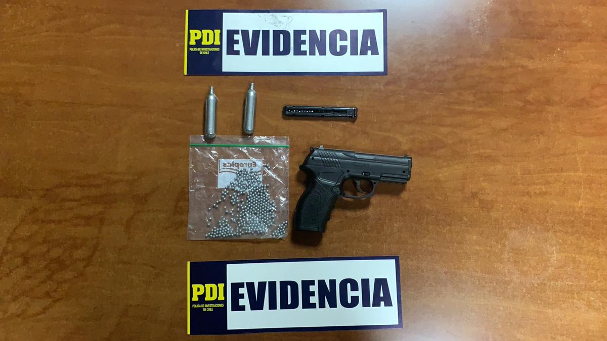 #Brigada de Robos Centro Norte, detuvo a sujeto de 23 años por delito flagrante de desórdenes públicos, portaba pistola de aire comprimido con proyectiles tipo balines, la habría utilizado en los desórdenes de hoy en el sector de #PlazaItalia