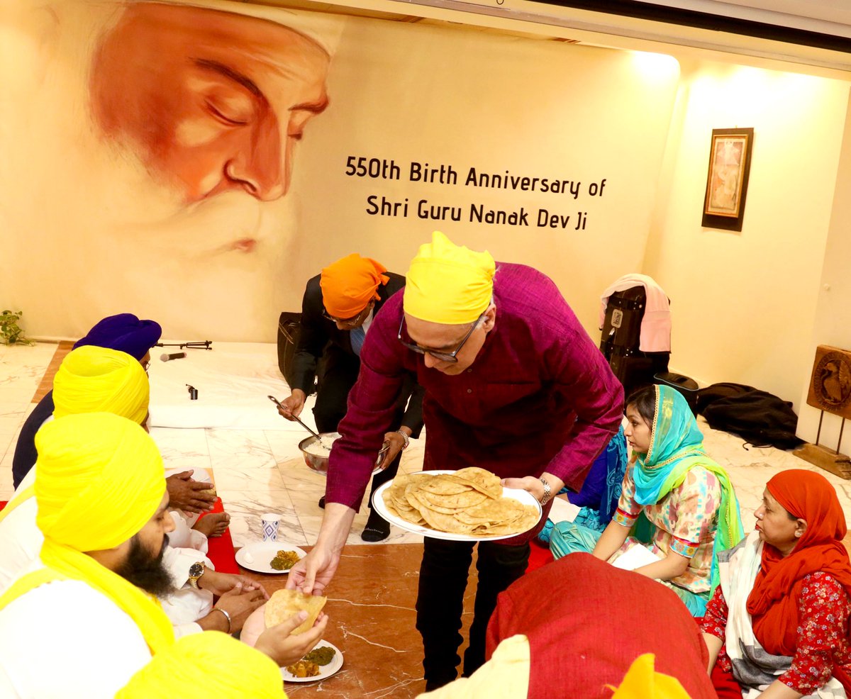 AkbaruddinIndia's tweet photo. The privilege of serving....
Is an honor to cherish....🙏🏽

#GuruNanakJayanti550 
#gurupurab https://t.co/NLsxdnAXxE