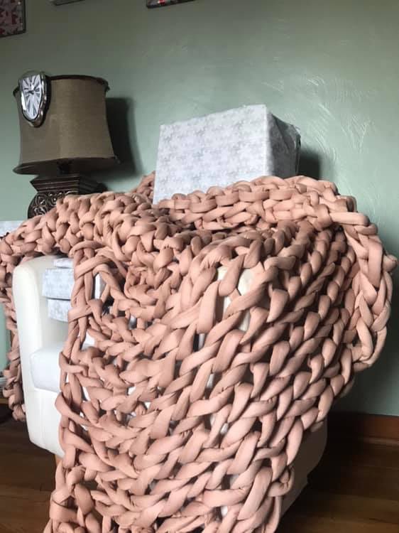 RachelTheRoach's tweet photo. I make cute ass big ass blankets that are arm knit with LOVE I don’t have a website but feel free to DM me!! https://t.co/D7KbFyVnqd