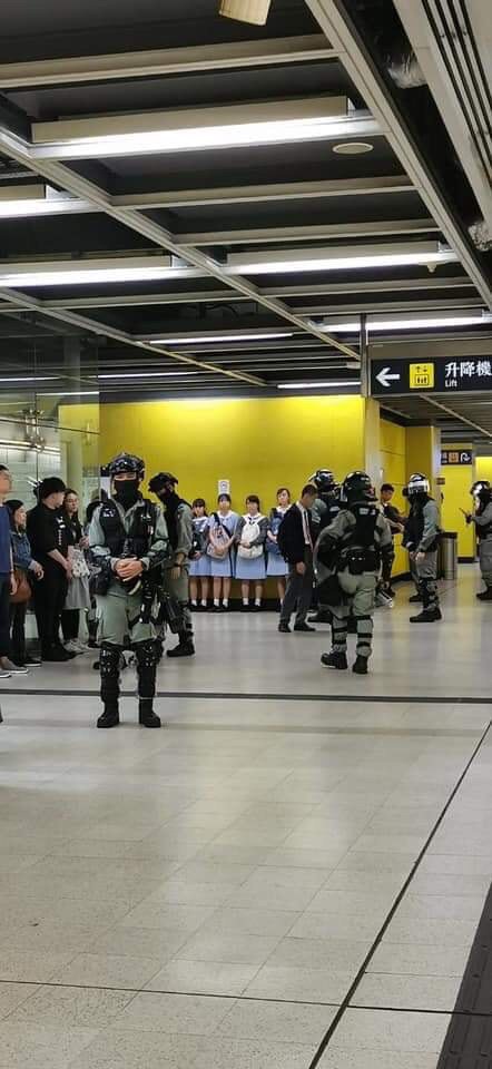 wahaha219's tweet photo. @mmcgurgan #HongKong government and Education Bureau keep on saying it’s safe to go to school and did not announce suspensions of all schools.

But now #HongKongPolice arrested those students that are trying to go to school!? So ridiculous!

#SOSHK
#HongKongPoliceState https://t.co/PrtAw8M24i