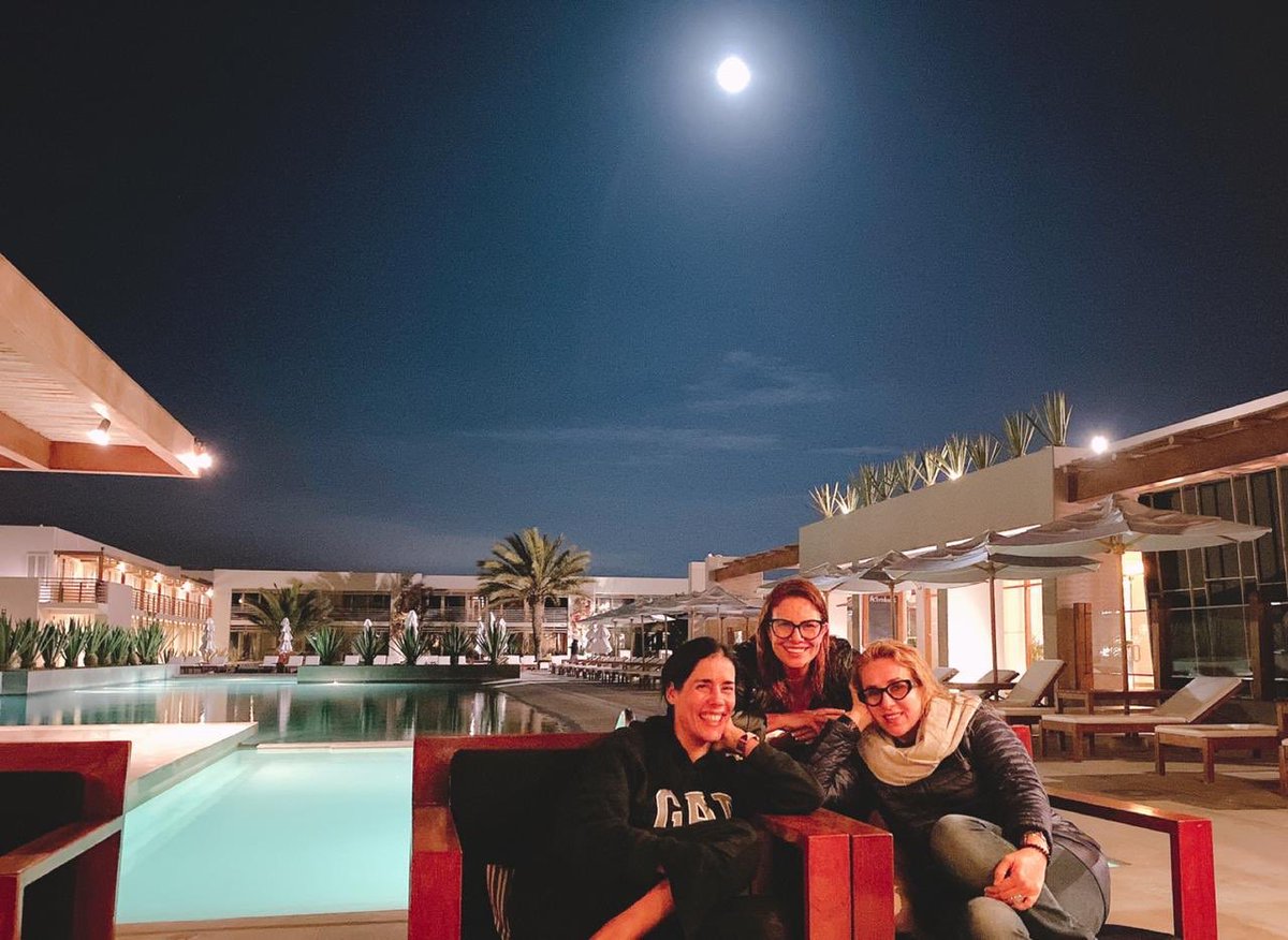 Y con este cielo, nos retiramos a comenzar una buena charla de amigas... ¡Qué ya nos debíamos! 😍 Fue difícil quedar en un día que podamos, pero no imposible. 🤪 Dale RT si tú también tienes amigas que necesitan fijo 3 días seguidos como nosotras para ponernos al día. 
😂🙄