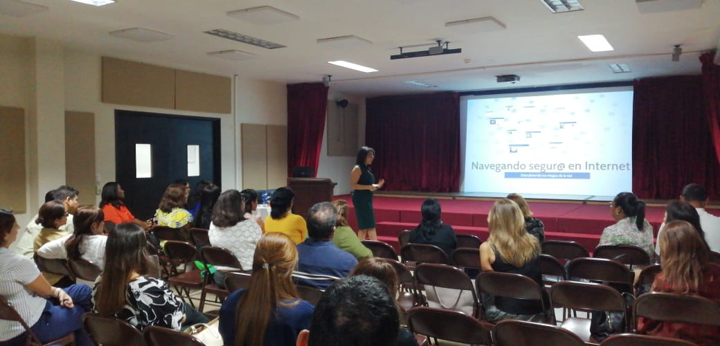 apandetec's tweet photo. Hoy  estuvimos en el @ColegioBrader conversando con los padres de familia acerca de cómo sus hijos pueden navegar seguros en internet. 
Fue un estupendo escenario para capacitarse y debatir acerca de estos temas de actualidad. https://t.co/67MrXoOBkU