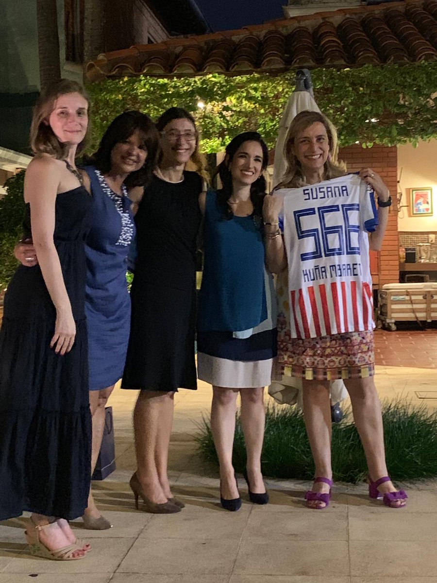 RoblesSusanaro's tweet photo. Imagenes de una noche emotiva llena de cariño @SilviaTorresC @marta_cruz @jazmingustale @carlacassanello @sylchebi @macabotta @m_chilibroste y muuuchas mas!! @WeXchange @EmprendedoraLAC @nora_beat @choegj @stella_yoh @AnaLuisaAlbarra https://t.co/ZQ9Naa52vh