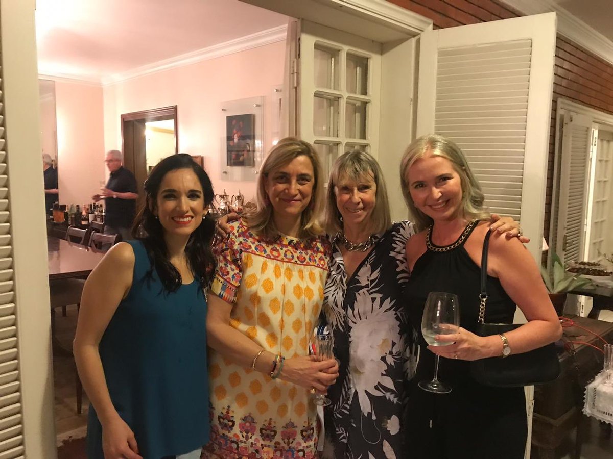 RoblesSusanaro's tweet photo. Imagenes de una noche emotiva llena de cariño @SilviaTorresC @marta_cruz @jazmingustale @carlacassanello @sylchebi @macabotta @m_chilibroste y muuuchas mas!! @WeXchange @EmprendedoraLAC @nora_beat @choegj @stella_yoh @AnaLuisaAlbarra https://t.co/ZQ9Naa52vh
