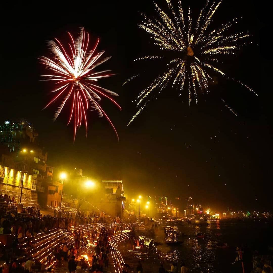 obsolete_utopia's tweet photo. विगत रात स्वयं देव उतरते हैं काशी में।
काशी की देव दीपावली
🙏😇☀🎆🎇
#DevDeepavali2019
@myogiadityanath https://t.co/4HrOgVC4Ck