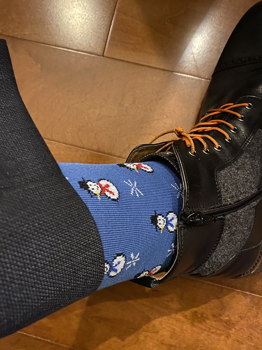 pancreas_eraser's tweet photo. What better day to wear my new snowman socks than on the day of our first snow of the season!! #sockdoc https://t.co/aGdEfahmLB