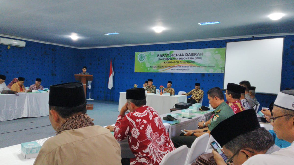 ldii_sumedang's tweet photo. LDII menghadiri Rakerda IX MUI Sumedang

DPD LDII Sumedang menghadiri Rapat Kerja Daerah (Rakerda) IX MUI yang bertempat di Hotel Hanjuang Hegar Kec. Cimalaka pada hari Sabtu, 26 Oktober 2019. Pengurus yang diamanati adalah H. Abidin Ma’ruf (Sekretaris). https://t.co/cOkCfvNE43