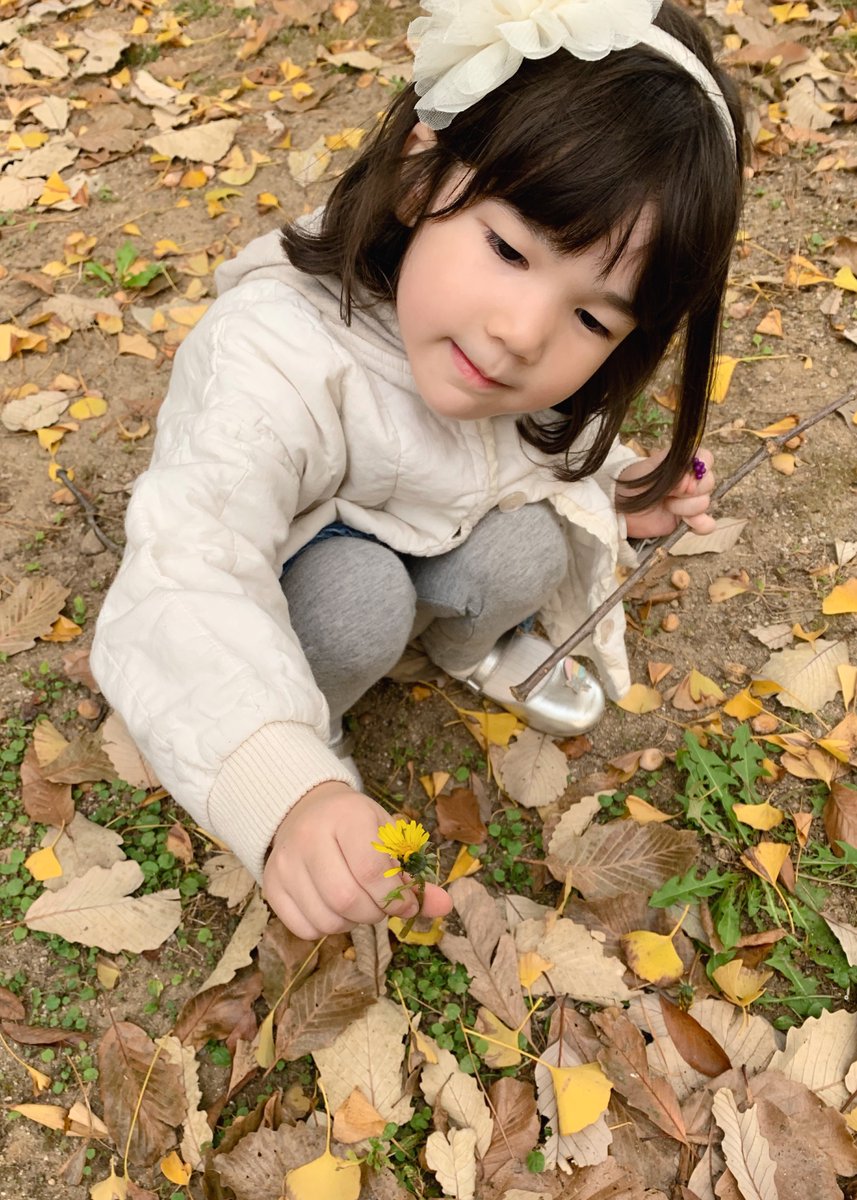 SeoulHike's tweet photo. It’s never too cold. It’s never too dirty. Take children outside (especially the mountains!🤗). Unstructured outdoor play is integral to their health, growth, and happiness, and encourages a love for nature. https://t.co/SiQ87dXd6g