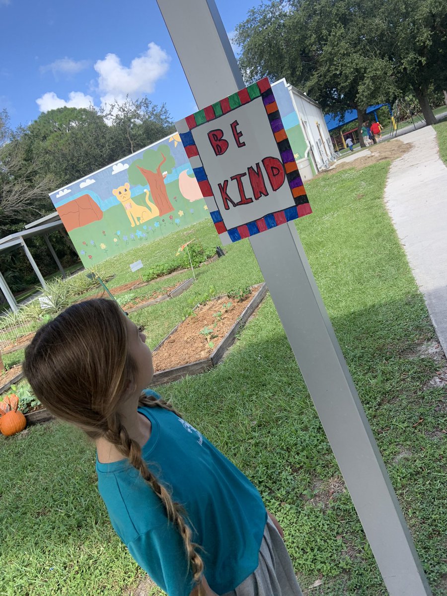 Our AVID Ambassadors club thought we needed more positivity around the school, so they made encouraging signs. @CRTNation @AVIDLauraRounds @JanAurand @MHoffman_AP @PrincipalLCE