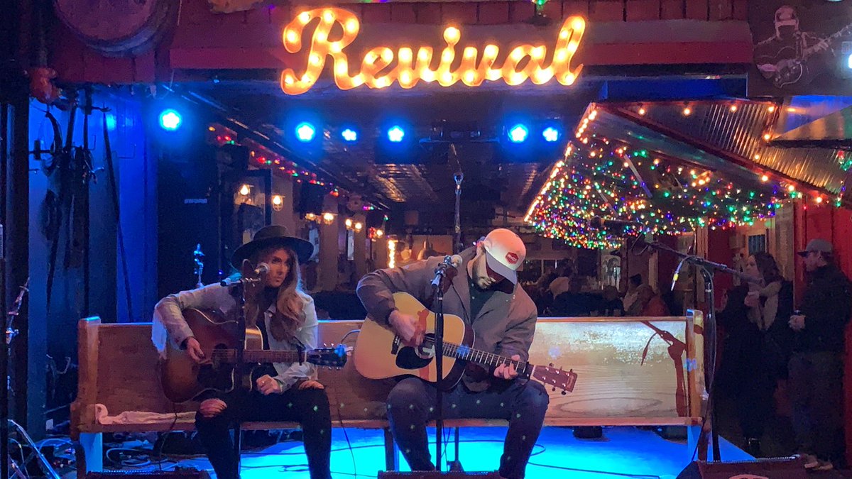 ChrisYow14's tweet photo. I could listen to @lillangley99 and @claybarkermusic all day. #nashville #musiccity #countrymusic #straightwhitelines #knowmenow https://t.co/7WG6rrZJ6R