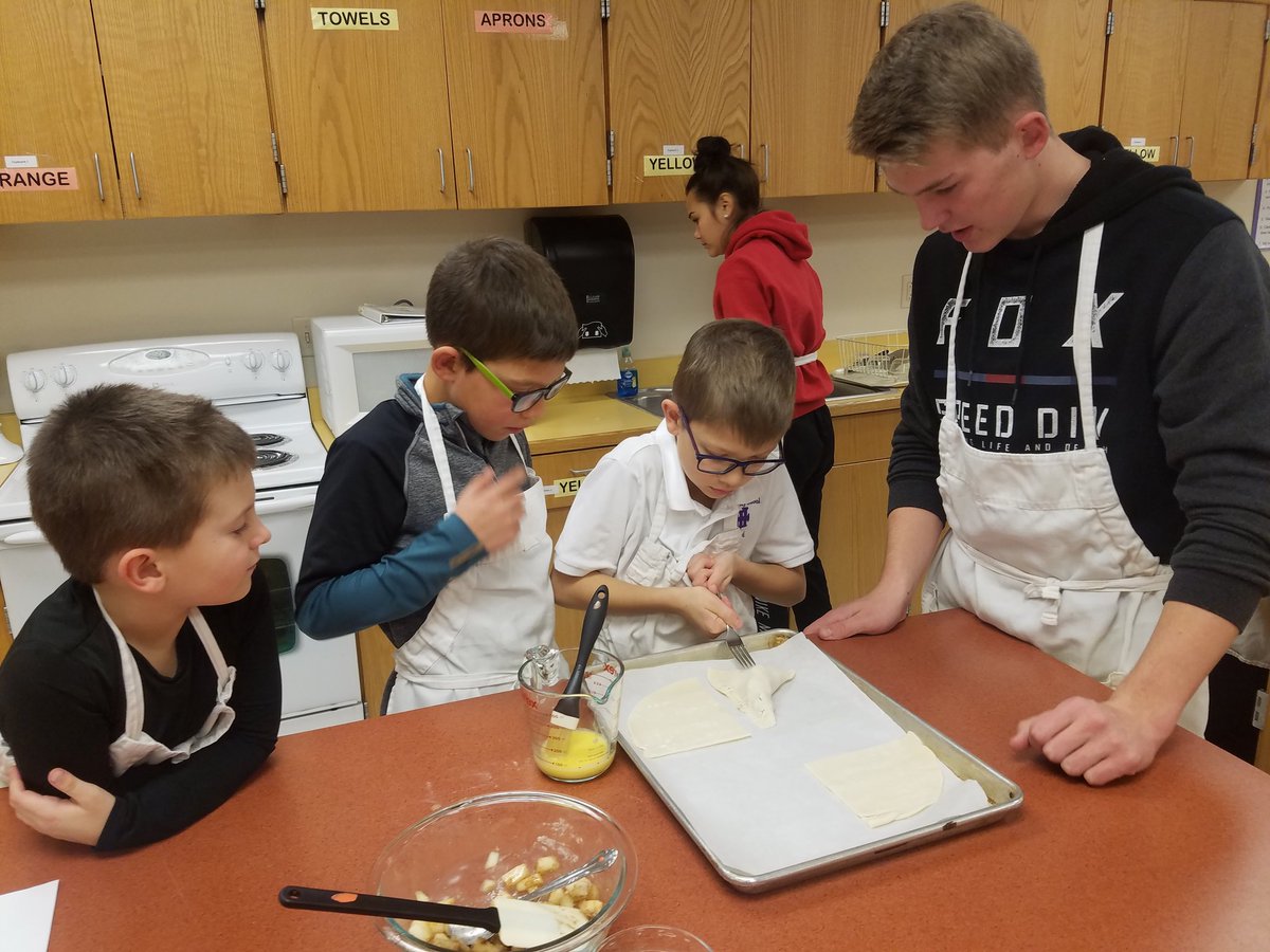 HLWWFFA's tweet photo. More kids in the Kitchen! #hlwwproud https://t.co/Ylpq9Wrs7S
