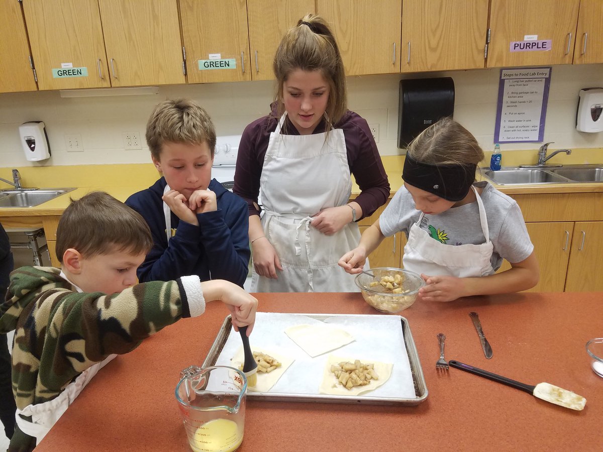 HLWWFFA's tweet photo. More kids in the Kitchen! #hlwwproud https://t.co/Ylpq9Wrs7S