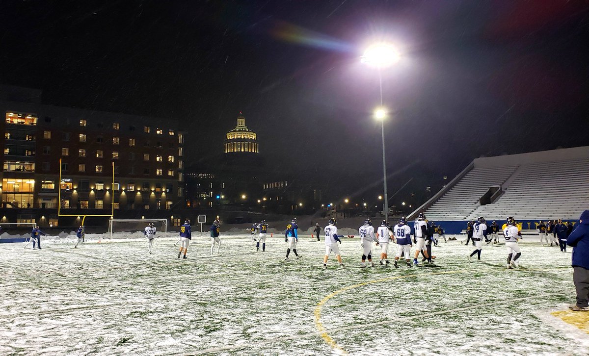 IamcoacHHeav's tweet photo. Football was made for this weather @UofRFootball 🐝❄️🏈

#CLIMB https://t.co/gXP1o78QBU