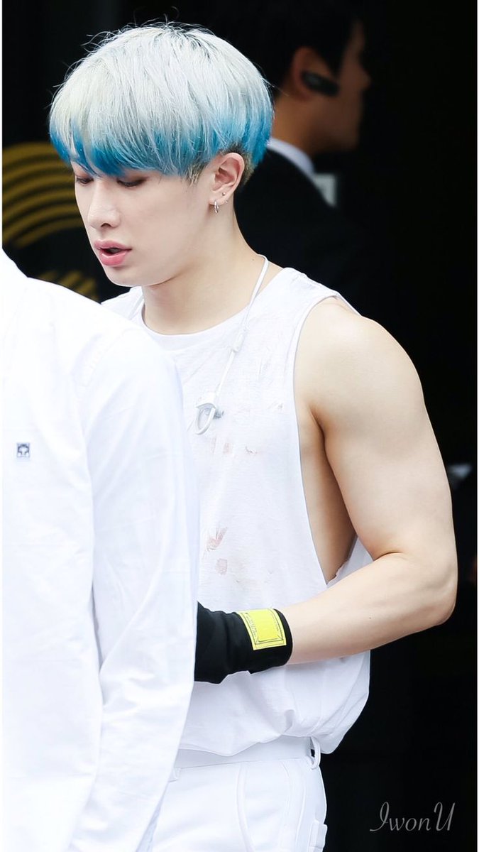 After getting distracted by my newly arrived Follow album for a few hours, I'm back with more Fighter era Wonho content! #TogetherForWonho #사이버_폭력에_맞서_싸우자 @OfficialMonstaX @STARSHIPent
