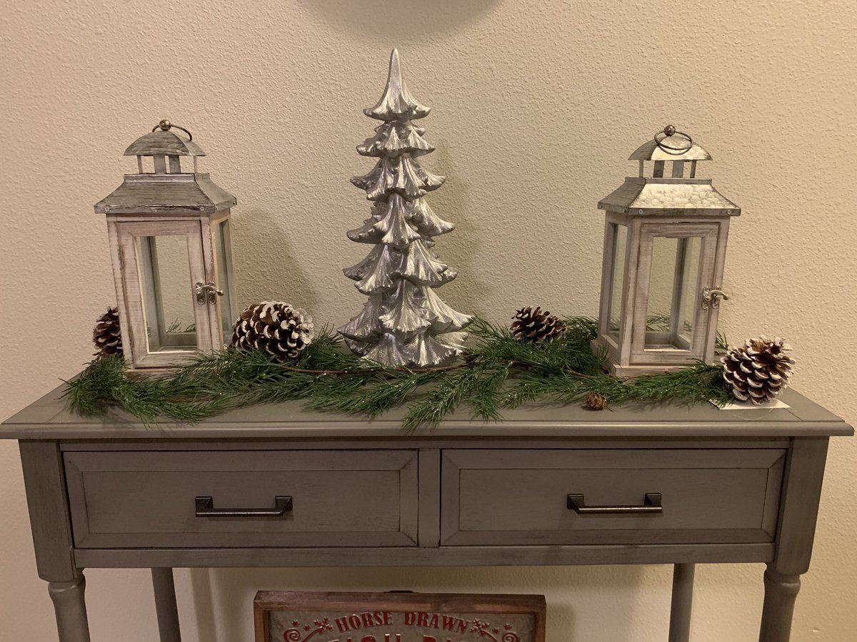 ALEventing's tweet image. I think I’m just about done with my front entry table and it is so cute I could die.