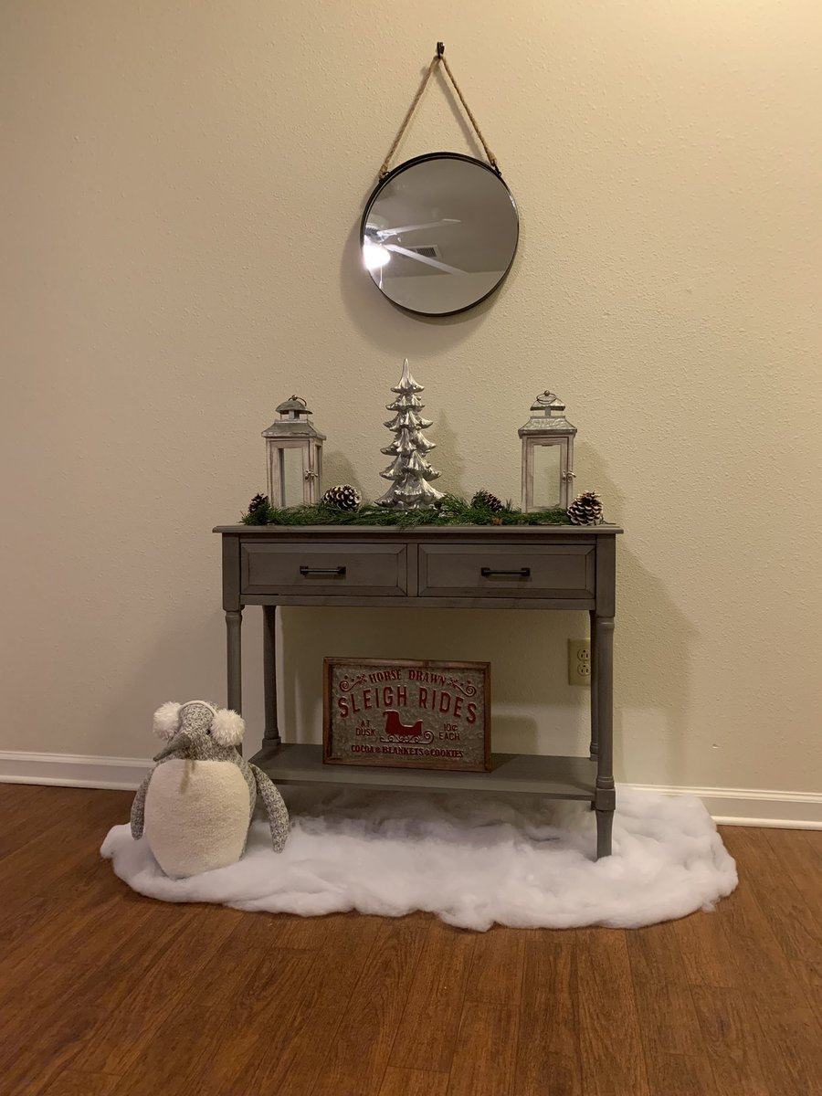 ALEventing's tweet image. I think I’m just about done with my front entry table and it is so cute I could die.